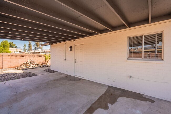 Building Photo - Fully upgraded home with garage!