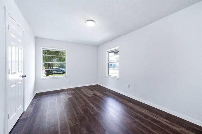Building Photo - 5711 Lyndhurst Dr
