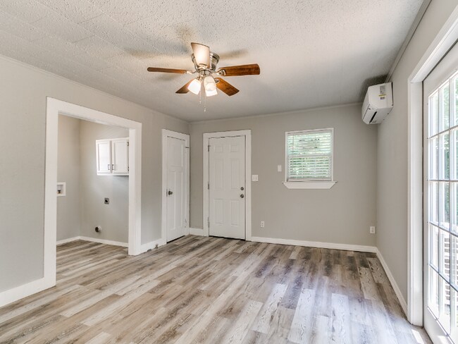 Building Photo - 4410 N Blackwelder Ave