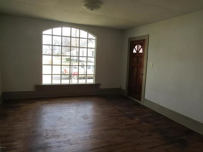Front Room/ Living Room - 924 W 1st St