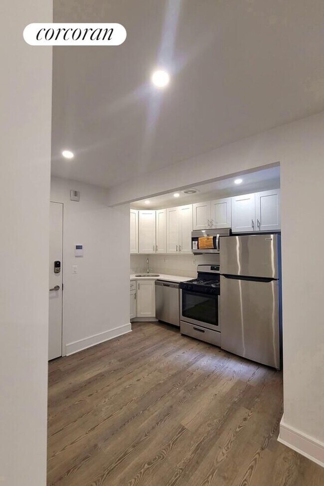 Building Photo - 45 W 81st St