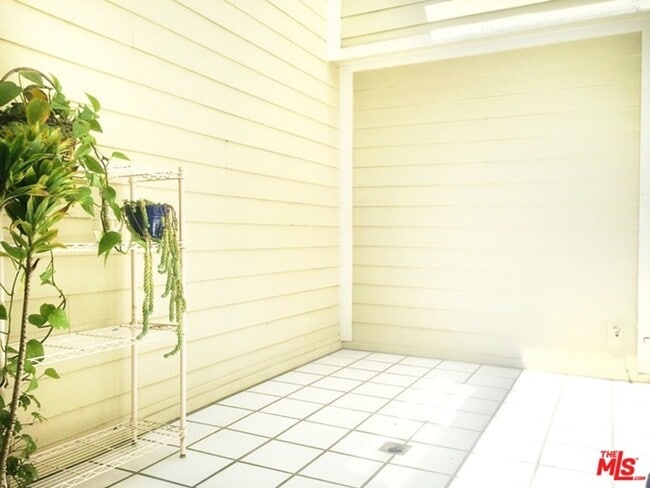 Building Photo - 3 Bedroom 2.5 bath Townhome