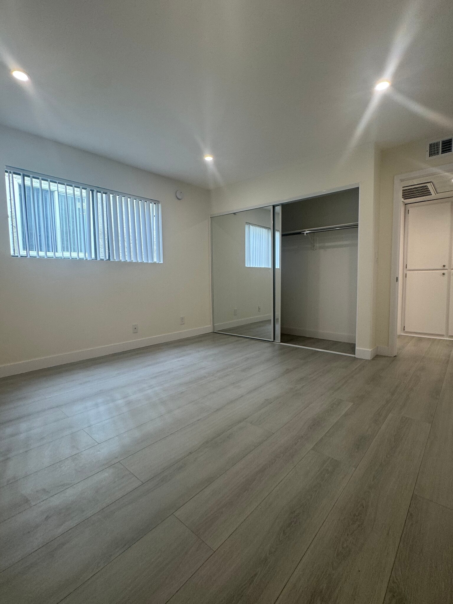 Building Photo - 142 S Normandie Ave