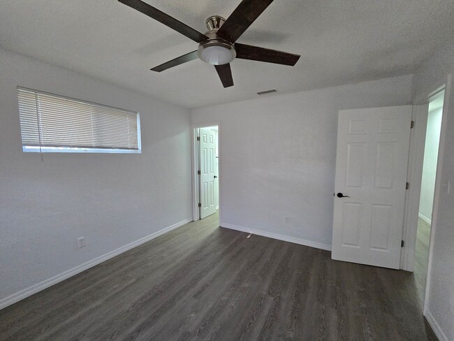 Building Photo - Available For IMMEDIATE Move-In! Remodeled...