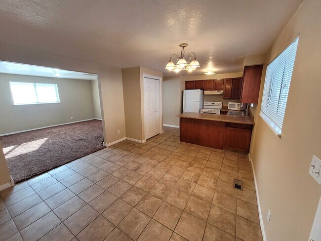 Building Photo - 125 W 1100 N