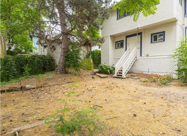 Building Photo - 3951 SE Holgate Blvd