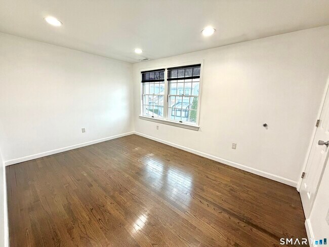 Building Photo - 35 Seaside Ave