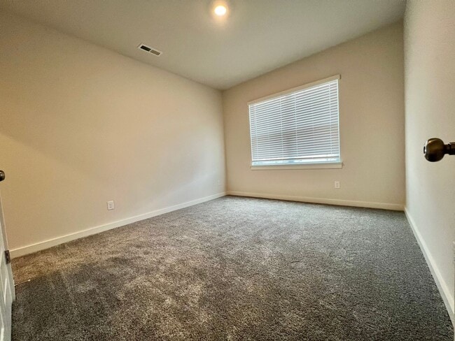 Building Photo - 5 Bed, 3.5 Bath Home w/ 2 Car Garage in Harvest Point