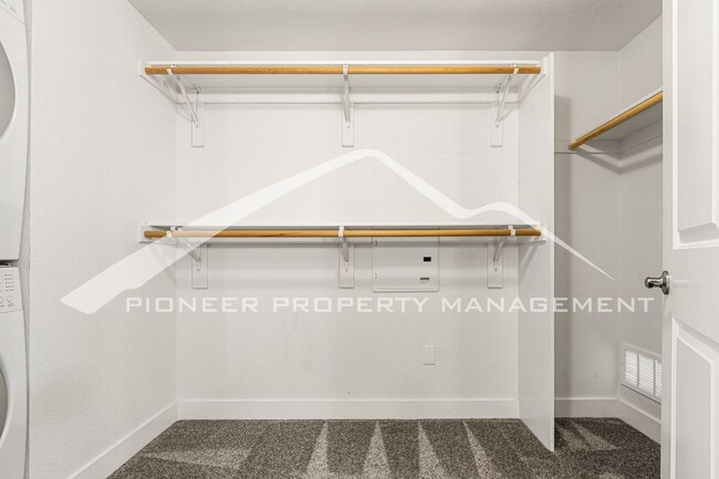 Building Photo - Gorgeous Condo with Mountain Views and Washer/Dryer