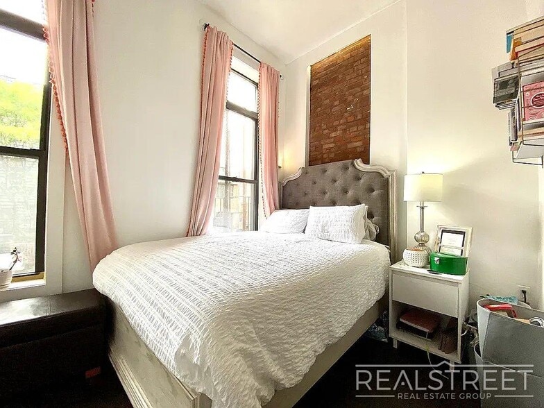 Building Photo - BEAUTIFUL 1 BEDROOM AMAZING LOCATION, Near the L.