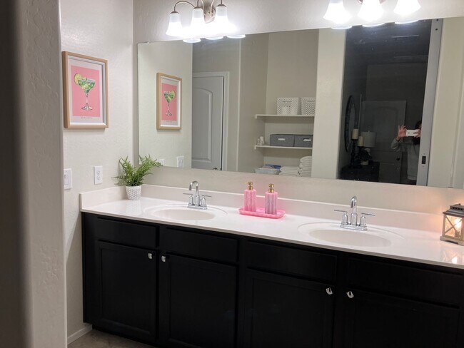 Building Photo - Available as fully furnished or unfurnished! Great Price!!