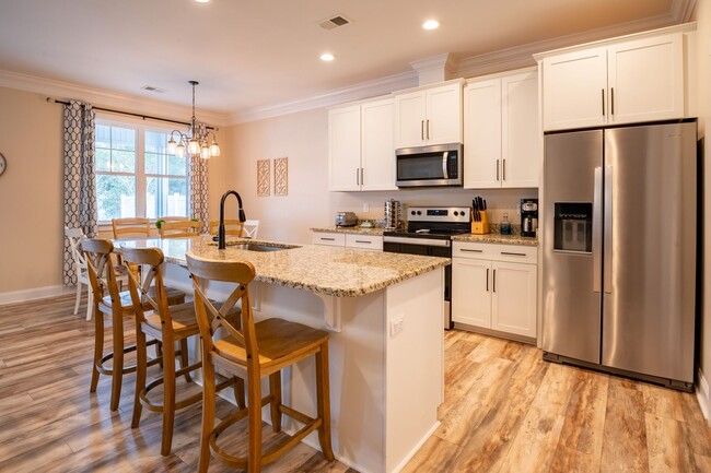 Building Photo - FURNISHED OFF-SEASON MONTHLY RENTAL-STARTI...