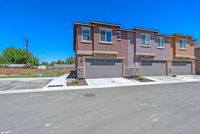 Building Photo - Welcome to this beautiful Carson City townhome available for rent