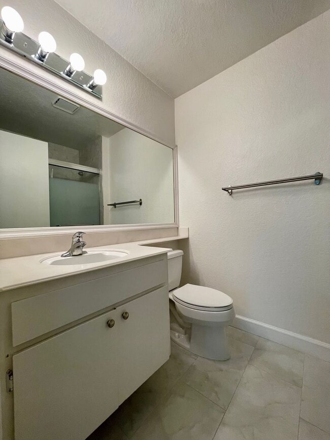 Building Photo - Large 2 bedroom condo in well desired La Jolla area