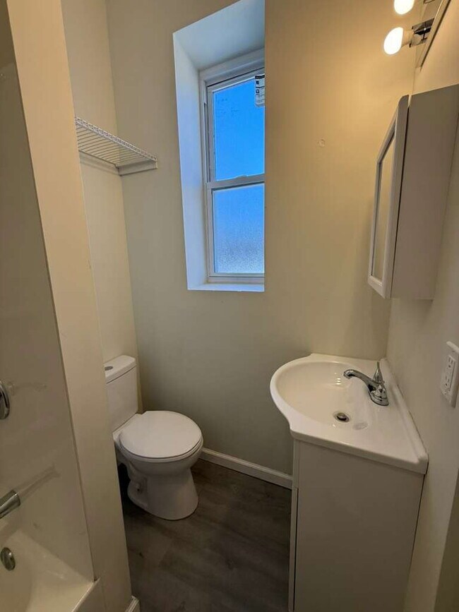 Building Photo - "Charming 2-Bed/1 bath Multiplex Gem on Nebraska Ave - 1000 Sq Ft of Comfort in St. Louis!" BENTO...