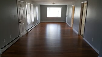 Building Photo - 31 Buttonwood Rd