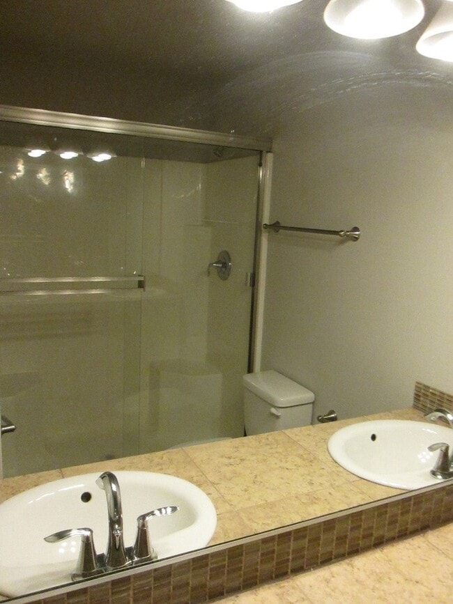 Building Photo - Spacious Two Bedroom Townhome