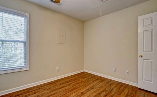 Building Photo - 3 Bedroom Home located Close To Carolina Beach
