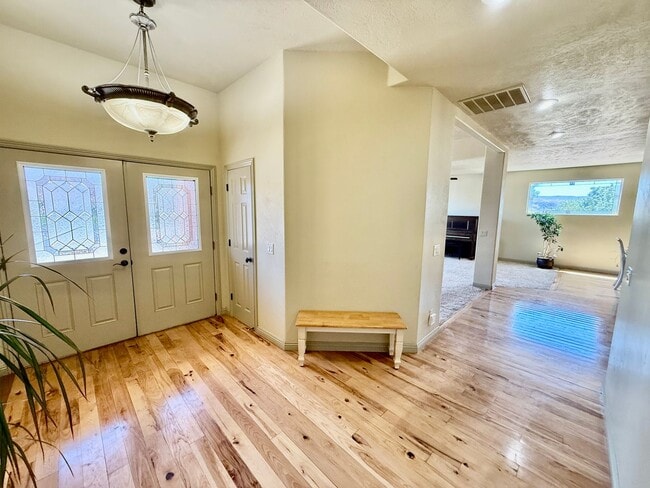 Building Photo - VIEWS in Toquerville Four Bedroom