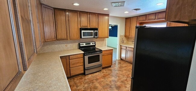 Building Photo - Gorgeous 3 bedroom, 2 bath home Available 4/17