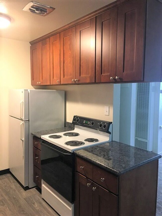 Building Photo - Spacious 2 Bedroom,  Freshly Painted, Upda...