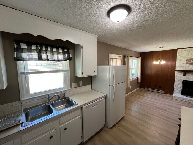 Building Photo - 1681 Village Pl