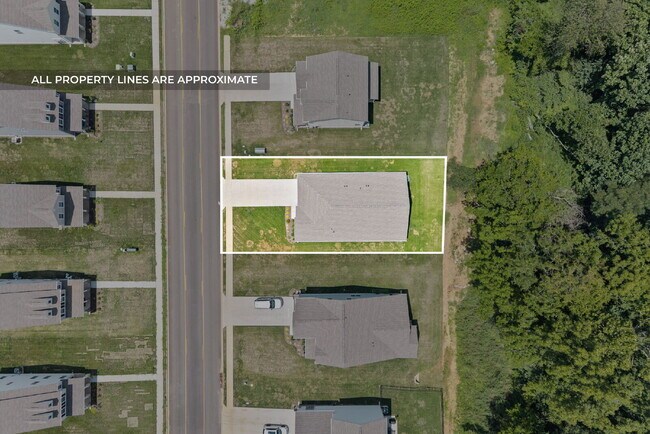 Building Photo - Spacious, Modern Ranch in Rossview!