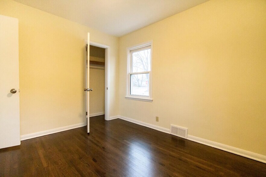 Building Photo - 1919 E 38th St