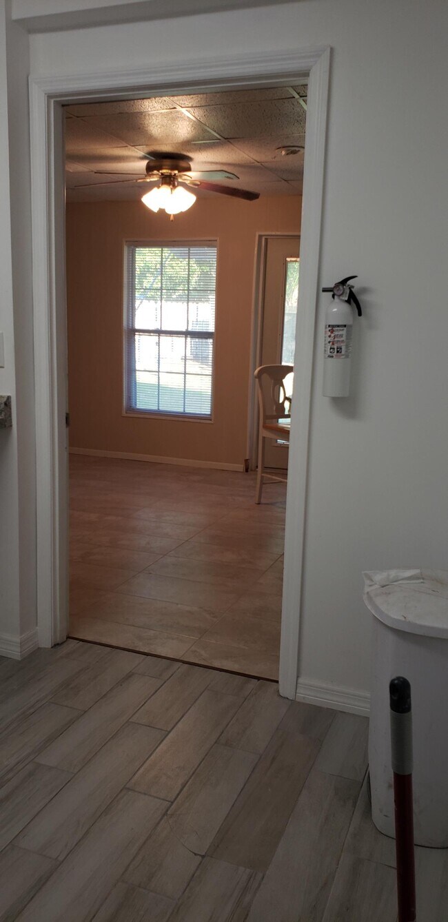 Building Photo - 404 Prairie Lake Dr