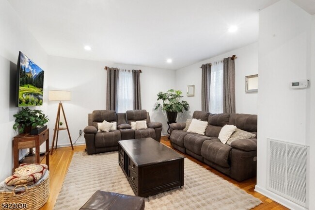 Building Photo - 60 Searing St