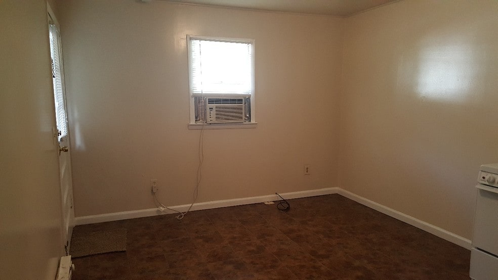 Building Photo - 627 Longview St
