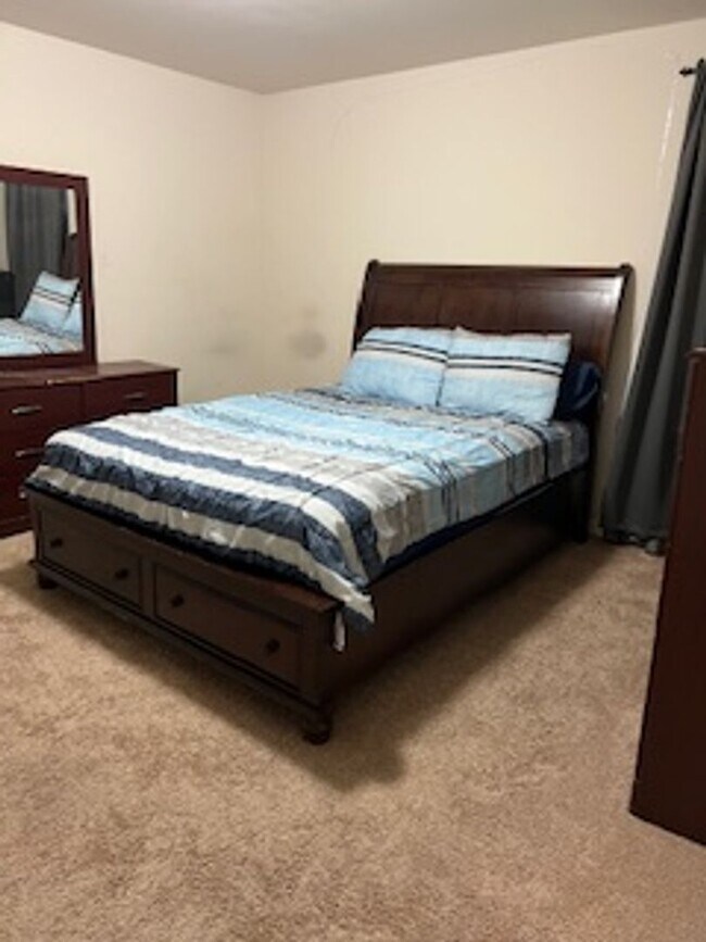 Building Photo - FOR RENT – 3BR / 2.5BA Garden Home with 2-Car Garage