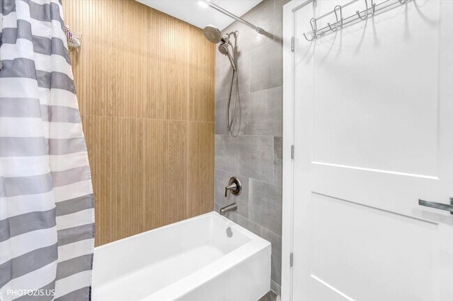 Building Photo - 1111 Plum Grove Cir