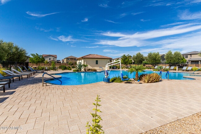 Building Photo - 15142 W Sherman St