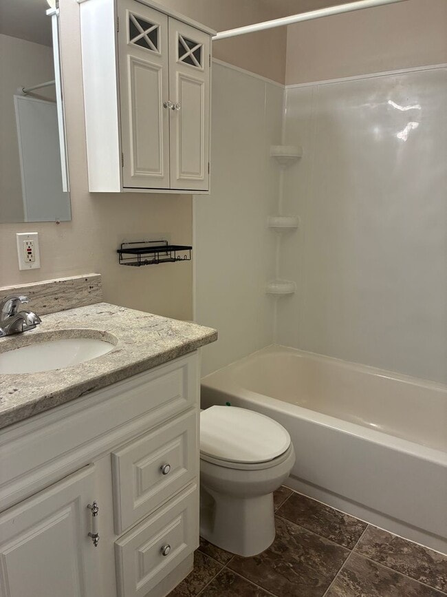Building Photo - Beautifully Updated 3 Bedroom, 2 Bath Sing...