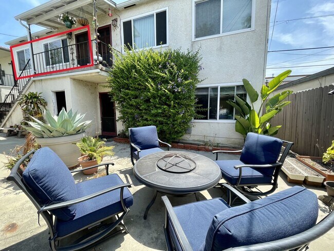 Building Photo - CORNER Upstairs Unit Within Small Gated Community! COMPLIMENTARY Shared Laundry! Spacious Floorplan!