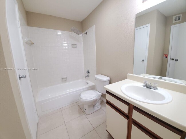 Building Photo - 833 Riverside Dr