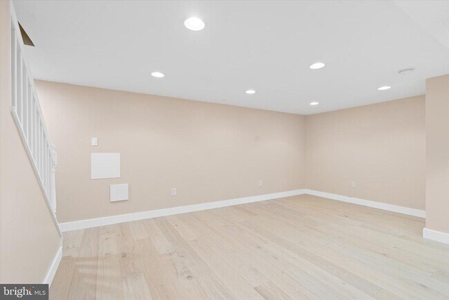 Building Photo - 1527 Maurice Dr