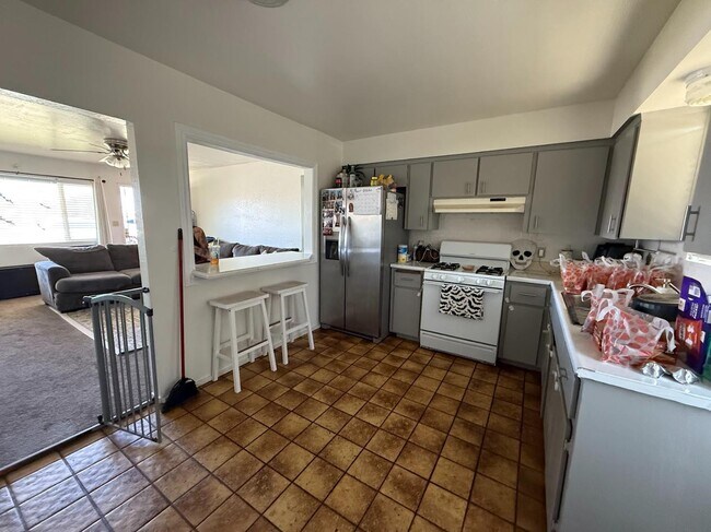 Building Photo - 458 N Lillie Ave