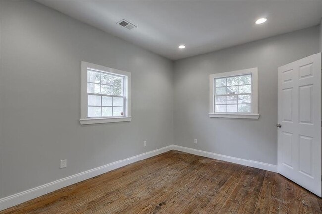 Building Photo - 679 Jones Ave NW