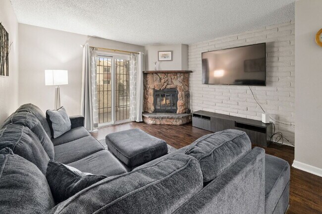 Building Photo - Great 2 bed 2 bath town house centrally lo...