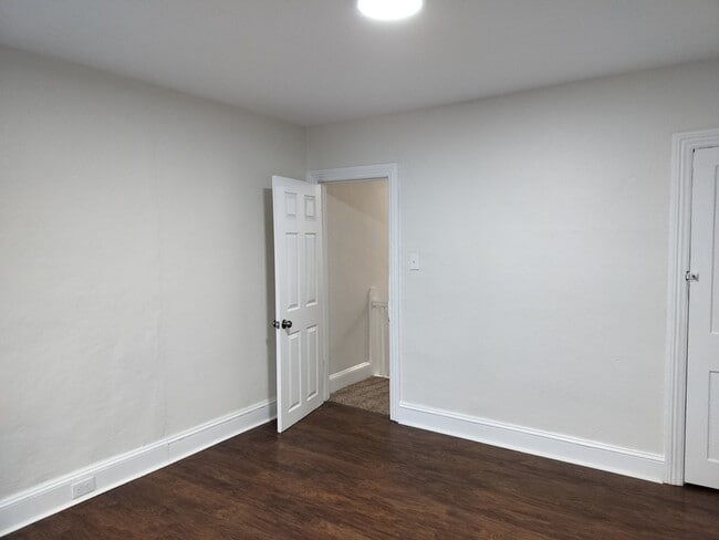 Building Photo - 547 Centre St