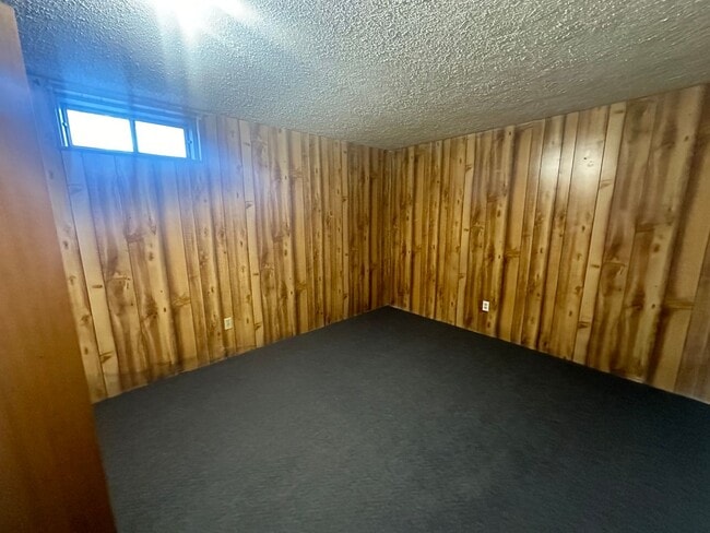Building Photo - Three bedroom, Two bathroom home located i...