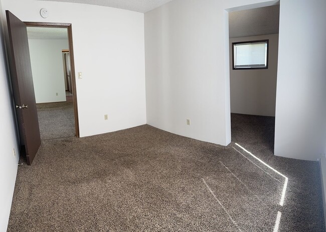Building Photo - $1,200 / - 950ft2 - 2 Bedroom 1 bath Ranch...