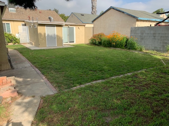 Building Photo - 8624 Lilienthal Ave
