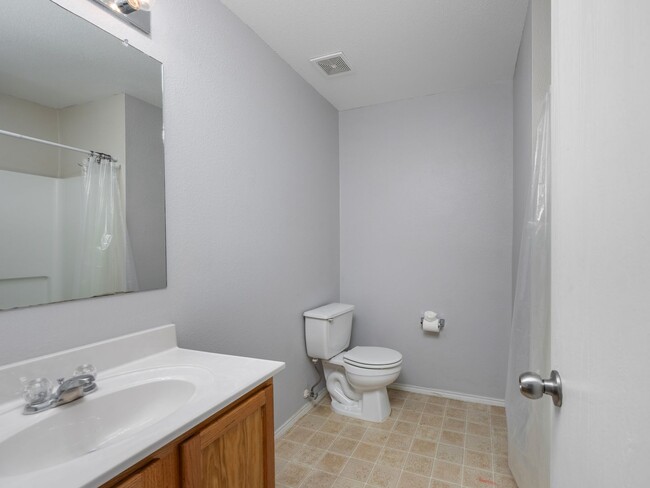 Building Photo - Beautiful 4 bedroom 2 full bath 2 car gara...