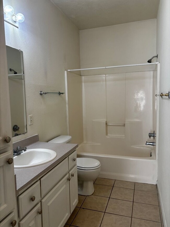 Building Photo - 2 bedroom 2 bath