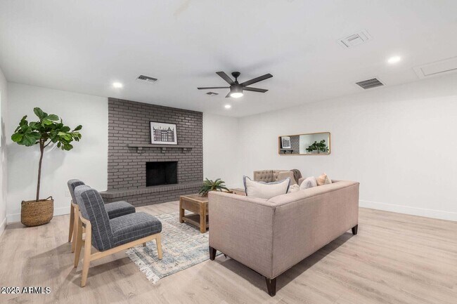 Building Photo - 3933 W Cactus Wren Dr