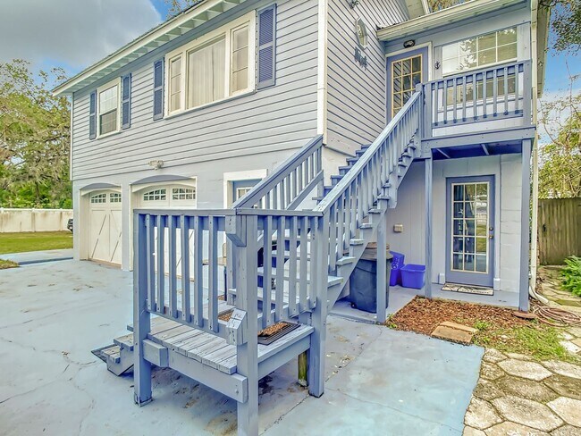 Building Photo - Charming Carriage House