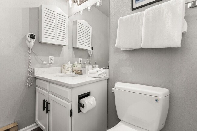 Building Photo - 2875 Village Dr